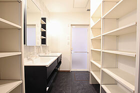 株式会社土屋ホーム 東日本営業本部の施工事例「三面採光と吹き抜けで、明るく開放感あるリビング」の画像4