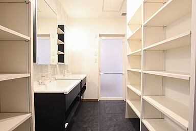 株式会社土屋ホーム 東日本営業本部の施工事例「三面採光と吹き抜けで、明るく開放感あるリビング」の画像4