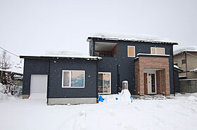 株式会社土屋ホーム 東日本営業本部の施工事例「雪国もで暖かいガレージ付住宅」のメイン画像