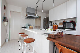 株式会社土屋ホーム 東日本営業本部の施工事例「白を基調とした内装のデザインは、清潔感ある家に仕上がっています。」の画像1