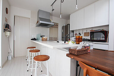 株式会社土屋ホーム 東日本営業本部の施工事例「白を基調とした内装のデザインは、清潔感ある家に仕上がっています。」の画像1