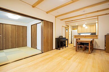 有限会社藤見工務店の施工事例「自然素材にこだわり、檜のフローリングが気持ち良い家」の画像6