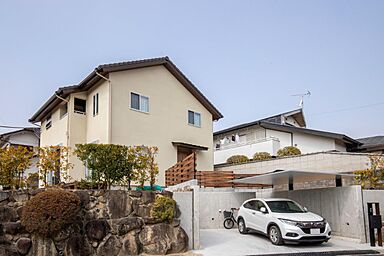 有限会社藤見工務店の施工事例「優しい光が差し込む1階で完結する癒しの家」の画像