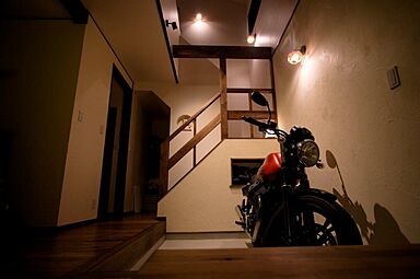 有限会社藤見工務店の施工事例「コンパクト住宅趣味のバイクを眺める家」の画像
