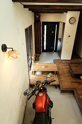 有限会社藤見工務店の施工事例「コンパクト住宅趣味のバイクを眺める家」の画像1