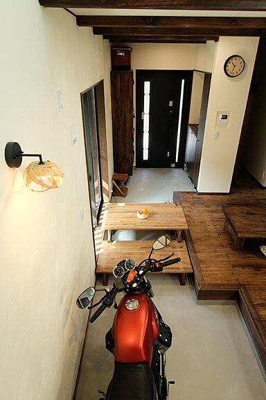 有限会社藤見工務店の施工事例「コンパクト住宅趣味のバイクを眺める家」の画像1