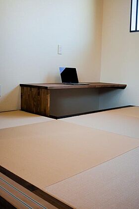 有限会社藤見工務店の施工事例「コンパクト住宅趣味のバイクを眺める家」の画像4