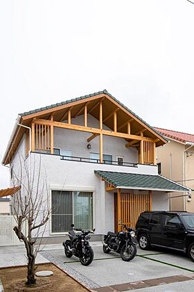 有限会社藤見工務店の施工事例「木の香り漂うリビング 梁を魅せる家」の画像1