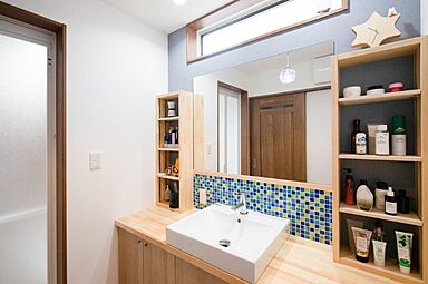 有限会社藤見工務店の施工事例「木の香り漂うリビング 梁を魅せる家」の画像6