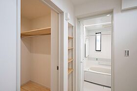 有限会社藤見工務店の施工事例「白基調のアクセントクロスが映える素敵な家」の画像3