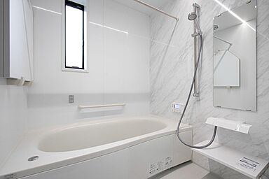 有限会社藤見工務店の施工事例「白基調のアクセントクロスが映える素敵な家」の画像5