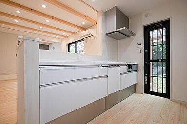 有限会社藤見工務店の施工事例「白基調のアクセントクロスが映える素敵な家」の画像6