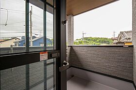 有限会社藤見工務店の施工事例「白基調のアクセントクロスが映える素敵な家」の画像7