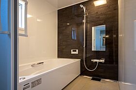 有限会社藤見工務店の施工事例「3階まで続くストリップ木製階段の家」の画像4