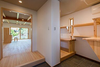 有限会社藤見工務店の施工事例「3階まで続くストリップ木製階段の家」の画像7