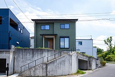 有限会社藤見工務店の施工事例「外観も収納も妥協しない、玄関収納が魅力の家造り」の画像