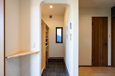 有限会社藤見工務店の施工事例「外観も収納も妥協しない、玄関収納が魅力の家造り」の画像2