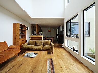 株式会社タイコーアーキテクトの施工事例「コの字型の中庭が空間を繋ぐ 二世帯の家」の画像2