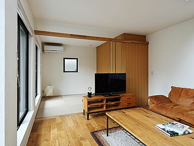 株式会社タイコーアーキテクトの施工事例「コの字型の中庭が空間を繋ぐ 二世帯の家」の画像3
