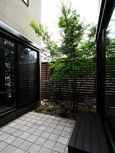 株式会社タイコーアーキテクトの施工事例「コの字型の中庭が空間を繋ぐ 二世帯の家」の画像5