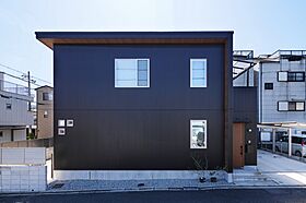 株式会社タイコーアーキテクトの施工事例「アイランドキッチンを中心に空間の広がるスキップフロアのある家」のメイン画像