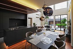 株式会社タイコーアーキテクトの施工事例「飽きの来ない外観!モダンなインテリアに囲まれて趣味を楽しむ家」の画像