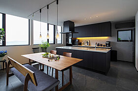 株式会社タイコーアーキテクトの施工事例「モダンで重厚感のあるインテリアの中で美しい景色が映える「見晴らしの家」」のメイン画像