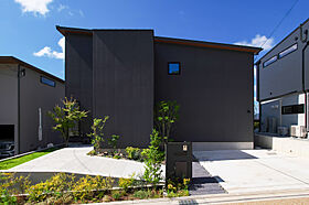 株式会社タイコーアーキテクトの施工事例「モダンで重厚感のあるインテリアの中で美しい景色が映える「見晴らしの家」」の画像1