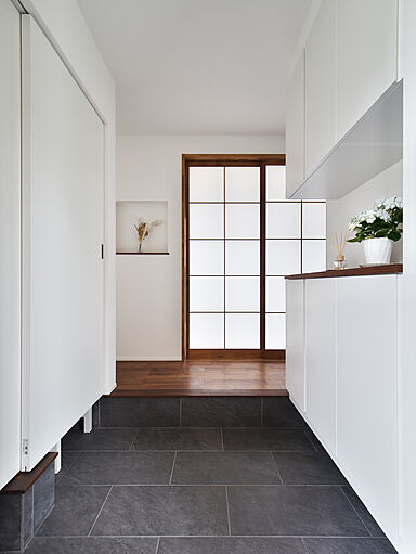 株式会社タイコーアーキテクトの施工事例「モダンで重厚感のあるインテリアの中で美しい景色が映える「見晴らしの家」」の画像2