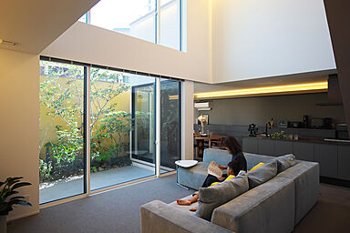 株式会社タイコーアーキテクトの施工事例「2台駐車可能!緑豊かな中庭・バルコニーのあるインナーガレージハウス」の画像2