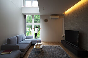 株式会社タイコーアーキテクトの施工事例「考え抜かれた家事ラク動線!狭小地に建つ3階建てビルトインガレージハウス」のメイン画像