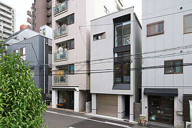 株式会社タイコーアーキテクトの施工事例「考え抜かれた家事ラク動線!狭小地に建つ3階建てビルトインガレージハウス」の画像1