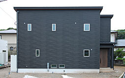 国分ハウジング 出水阿久根店の施工事例「黒の外壁がシックでかっこいい、存在感抜群の二階建て 【日置市 I様邸】」の画像