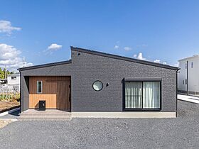 株式会社東海住宅 エンジョイホームの施工事例「【東海村】ナチュラルスタイル|ゆるやかな片流れ屋根と丸窓がかわいい平屋」のメイン画像