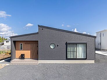 株式会社東海住宅 エンジョイホームの施工事例「【東海村】ナチュラルスタイル|ゆるやかな片流れ屋根と丸窓がかわいい平屋」の画像