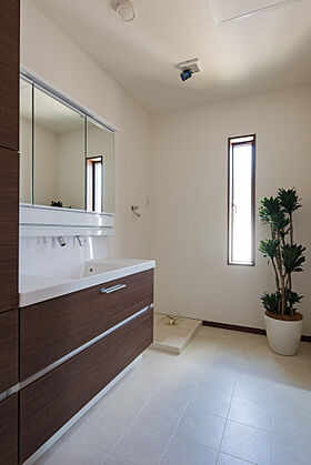 東宝ホーム株式会社 熊本支店の施工事例「家族の集まりやすいリビングのある邸宅」の画像5