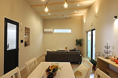 重松建設株式会社の施工事例「リビングが勾配天井の平屋 ~COZY~」の画像2