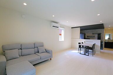 重松建設株式会社の施工事例「モノトーンでモダンなお家」の画像