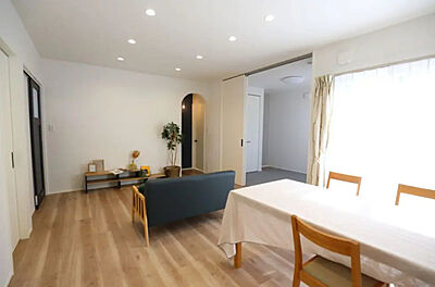 シンプルモダンスタイルのリビング 重松建設株式会社の事例画像