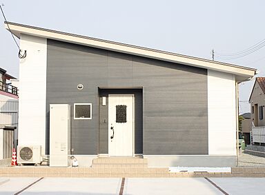 株式会社フラットホームの施工事例「スタイリッシュかつスタンダートデザインの平屋の家」の画像1