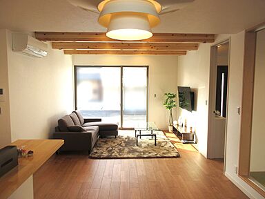 株式会社フラットホームの施工事例「水平ラインの直線が美しい平屋の家」の画像1