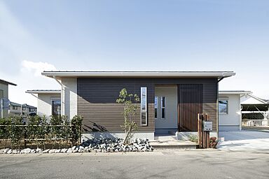 内藤ホームの施工事例「立体的なファサードの平屋」の画像