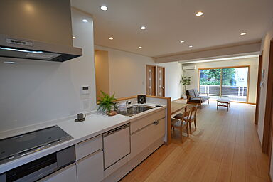 内藤ホームの施工事例「緑と木格子の平屋」の画像3