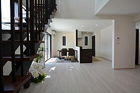 内藤ホームの施工事例「ストリップ階段と吹抜けのある家 耐震住宅テクノストラクチャー」の画像2