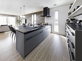 内藤ホームの施工事例「家族が”楽しい”に出会う大空間LDK 耐震住宅テクノストラクチャー」の画像1