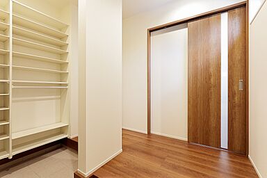 内藤ホームの施工事例「アウトドアリビングを楽しめる平屋 耐震住宅テクノストラクチャー」の画像1