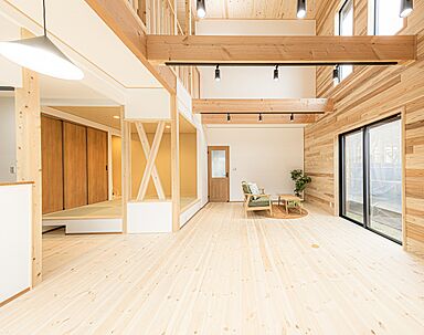はなまるの家の施工事例「吹き抜けとインナーガレージのある、無垢の木の住まい」の画像