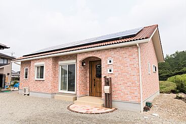 ホームズ ピンクの外壁と玄関ニッチの青がかわいい 動線も便利な平屋建て住宅 株式会社秋山住研の施工事例 注文住宅を建てる ホームズ ピンクの外壁と玄関ニッチの青がかわいい 動線も便利な平屋建て住宅 株式会社秋山住研の施工事例 注文住宅を建てる