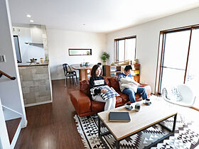 株式会社秀建の施工事例「白と茶色のメリハリを生かしたヴィンテージテイストの家」のメイン画像