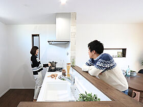 株式会社秀建の施工事例「白と茶色のメリハリを生かしたヴィンテージテイストの家」の画像1